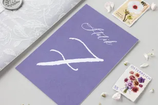 Hochzeitstischnummern in Lavendelfarbe aus der Jade-Kollektion