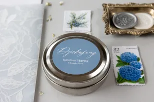 Runde Hochzeitskerzen als Dankeschön an die Gäste. Blaues Etikett aus der Jade-Kollektion