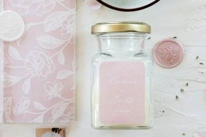 Świeczki weselne w szkle z etykietą w tonacji różu | Upominki dla gości wesele