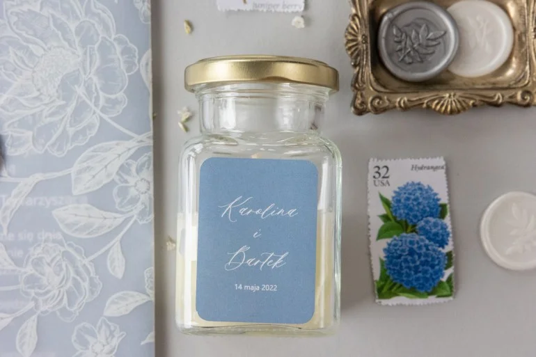 Świeczki W Szkle Z Niebieską Etykietą Kwiatową | Oryginalne Upominki Dla Gości Weselnych 