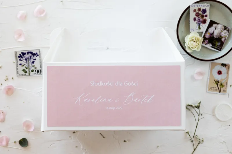Ślubne Pudełko na Ciasto weselne, front pudełka w kolorze pudrowego różu z kolekcji Nefryt