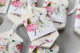 Duftender Sojaanhänger als Dankeschön an die Hochzeitsgäste, Deckblatt in zarten rosa und weißen Farben