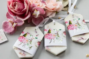 Duftender Sojaanhänger als Dankeschön an die Hochzeitsgäste, Deckblatt in zarten rosa und weißen Farben