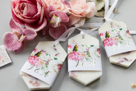 Duftender Sojaanhänger als Dankeschön an die Hochzeitsgäste, Deckblatt in zarten rosa und weißen Farben