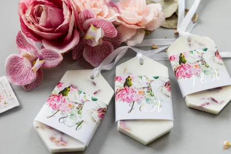 Zapachowa zawieszka sojowa jako podziękowania dla Gości weselnych, owijka w delikatnych kolorach różu i bieli