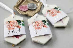 Duftender Sojaanhänger als Dankeschön an die Hochzeitsgäste, Deckblatt mit rosa Pfingstrosen und Hortensie
