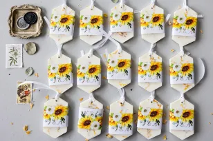 Duftender Sojaanhänger als Dankeschön an die Hochzeitsgäste, Deckblatt mit Sonnenblumen und vergoldet