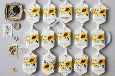 Duftender Sojaanhänger als Dankeschön an die Hochzeitsgäste, Deckblatt mit Sonnenblumen und vergoldet
