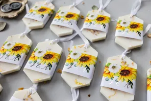 Duftender Sojaanhänger als Dankeschön an die Hochzeitsgäste, Deckblatt mit Sonnenblumen und vergoldet