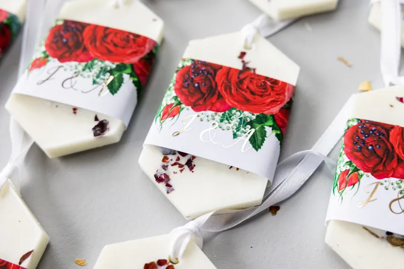 Duftender Sojaanhänger als Dankeschön an die Hochzeitsgäste, Deckblatt mit burgunderroten Rosen