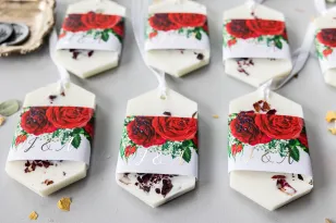 Duftender Sojaanhänger als Dankeschön an die Hochzeitsgäste, Deckblatt mit burgunderroten Rosen