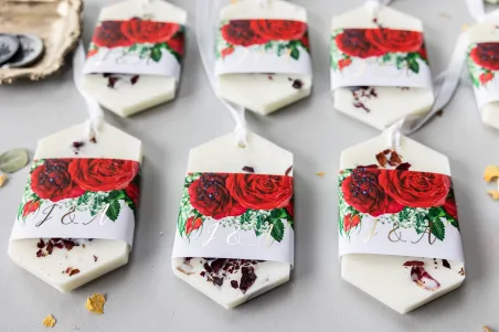 Duftender Sojaanhänger als Dankeschön an die Hochzeitsgäste, Deckblatt mit burgunderroten Rosen