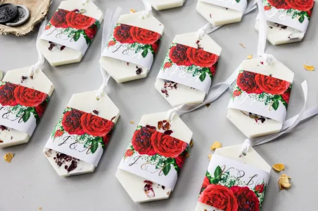 Duftender Sojaanhänger als Dankeschön an die Hochzeitsgäste, Deckblatt mit burgunderroten Rosen