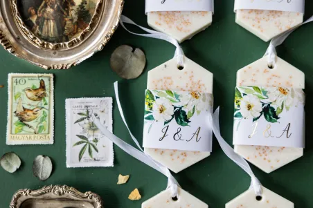 Duftender Sojaanhänger als Dankeschön an die Hochzeitsgäste, Deckblatt mit einem Motiv aus zarten, weißen Blüten