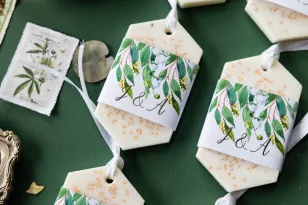 Duftender Sojaanhänger als Dankeschön für Hochzeitsgäste, weiß-grünes Deckblatt mit Maiglöckchen