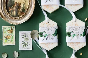Duftender Sojaanhänger als Dankeschön an die Hochzeitsgäste, Deckblatt mit einem Strauß weißer Pfingstrosen