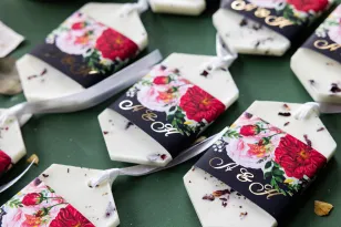 Duftender Sojaanhänger als Dankeschön für Hochzeitsgäste, marineblaues Deckblatt mit einem eleganten Strauß rosa Pfingstrosen