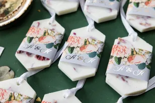 Duftender Sojaanhänger als Dankeschön an die Hochzeitsgäste, Deckblatt mit einem edlen Strauß aus kleinen, puderigen Rosen
