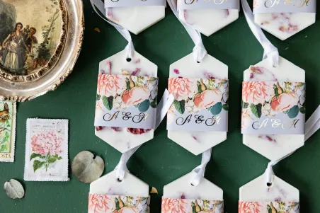Zapachowa zawieszka sojowa jako podziękowania dla Gości weselnych, owijka z eleganckim bukietem z drobnych, pudrowych róż