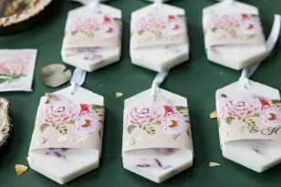 Duftender Sojaanhänger als Dankeschön an die Hochzeitsgäste, cremiges Deckblatt mit einem Strauß pastellfarbener Blüten