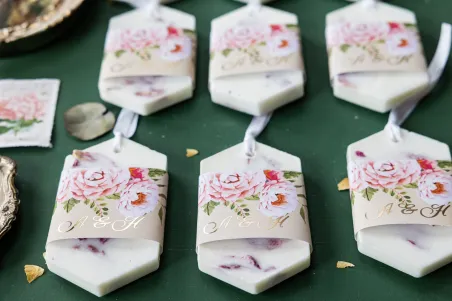 Duftender Sojaanhänger als Dankeschön an die Hochzeitsgäste, cremiges Deckblatt mit einem Strauß pastellfarbener Blüten