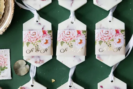 Zapachowa zawieszka sojowa jako podziękowania dla Gości weselnych, kremowa owijka bukietem pastelowych kwiatów