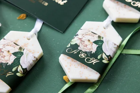 Duftender Sojaanhänger als Dankeschön an die Hochzeitsgäste, flaschengrünes Deckblatt mit elegantem Bouquet