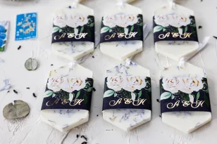 Duftender Sojaanhänger als Dankeschön an die Hochzeitsgäste, marineblaues Deckblatt mit einem eleganten Strauß weißer Blüten