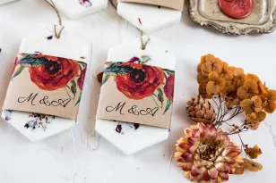 Duftender Sojaanhänger als Dankeschön an die Hochzeitsgäste, Deckblatt mit burgunderroten Rosenblüten