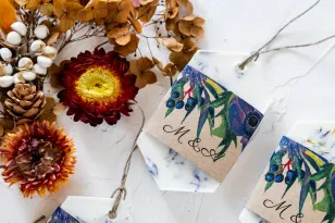 Duftender Sojaanhänger als Dankeschön an die Hochzeitsgäste, Deckblatt mit einer Kombination aus Kornblume und Pulveranemonen
