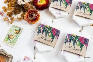Duftender Sojaanhänger als Dankeschön an die Hochzeitsgäste, Deckblatt mit einer Komposition in lila Farben