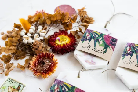 Duftender Sojaanhänger als Dankeschön an die Hochzeitsgäste, Deckblatt mit einer Komposition in lila Farben