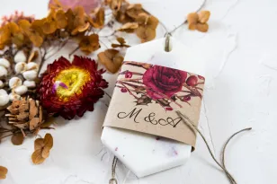 Zapachowa zawieszka sojowa jako podziękowania dla Gości weselnych, owijka z zimowym połączeniem gałązek dzikiej róży