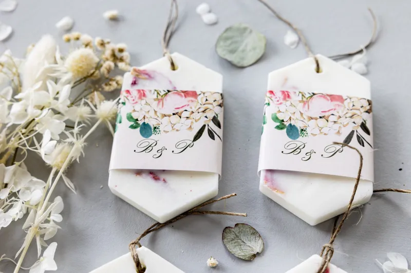 Duftender Sojaanhänger als Dankeschön an die Hochzeitsgäste, Deckblatt mit einem Aufdruck aus pastellfarbenen Rosen und weißen