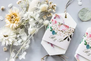 Duftender Sojaanhänger als Dankeschön an die Hochzeitsgäste, Deckblatt mit einem Aufdruck aus pastellfarbenen Rosen und weißen