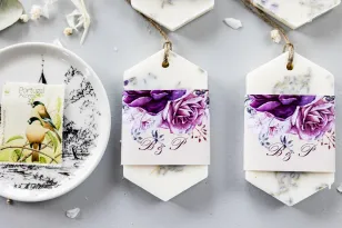 Duftender Sojaanhänger als Dankeschön an die Hochzeitsgäste, lila Deckblatt mit Zusatz von Lavendelzweigen