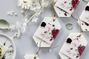 Duftender Sojaanhänger als Dankeschön für Hochzeitsgäste, weinrotes Deckblatt mit pastellfarbenen Dahlien
