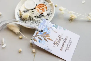 Anhänger für Hochzeitsflaschen mit vergoldeten Zweigen im Glamour-Stil, Motiv aus zarten, weißen und blauen Blumen