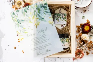 Geschenkbox für Eltern, verschlossen mit weißem und grünem Glasverschluss mit Maiglöckchen