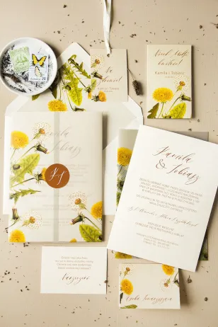Botanische Hochzeitseinladungen mit Löwenzahn und Löwenzahnmotiv. Einladungen auf Perlenpapier in einem Cremeton