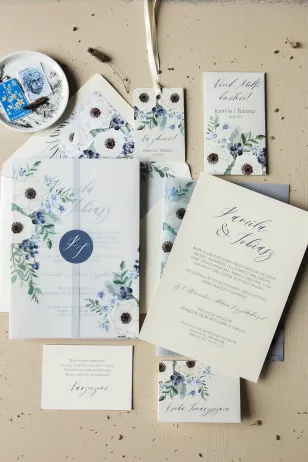 Elegante Hochzeitseinladungen mit weißen Anemonen. Pastellfarben, blaue Farben dominieren