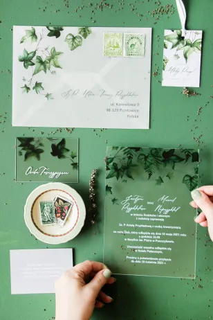 Hochzeitseinladungen aus Glas mit Efeu. Hochzeitseinladungen im grünen Stil mit einem zarten Umschlag aus Kohlepapier