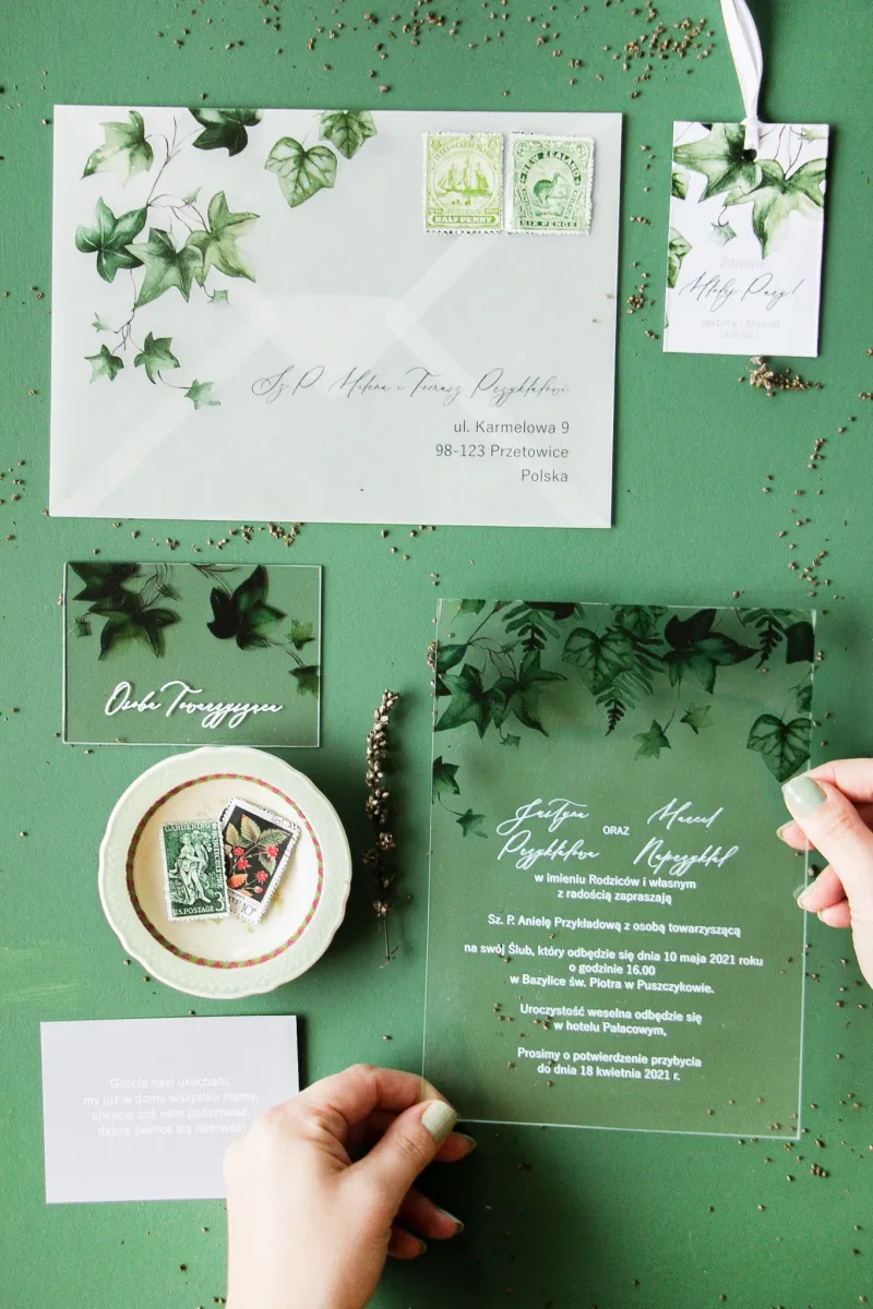 Hochzeitseinladungen aus Glas mit Efeu. Hochzeitseinladungen im grünen Stil mit einem zarten Umschlag aus Kohlepapier Hochzeitseinladungen aus Glas mit Efeu. Hochzeitseinladungen im grünen Stil mit einem zarten Umschlag aus Kohlepapier