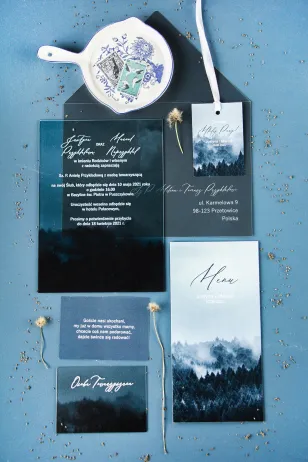 Waldhochzeitseinladungen auf Glas. Hochzeitseinladungen mit weißer Schrift und Waldgrafiken