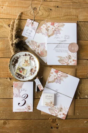 Botanische Hochzeitseinladungen mit einer Karte mit Pampasgrasmotiv, ökologischer Umschlag mit elegantem Einsatz.