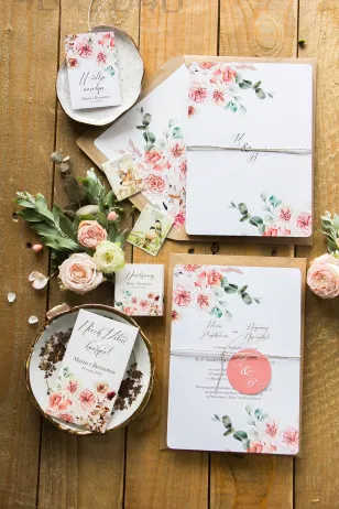 Hochzeitseinladungen im Boho-Stil mit einem ökologischen Umschlag. Einladungen mit einer Komposition aus einem zartrosa Strauß