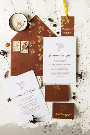 Herbstliche Hochzeitseinladungen mit Eichelmotiv. Elegante Einladungen mit zartem botanischem Motiv