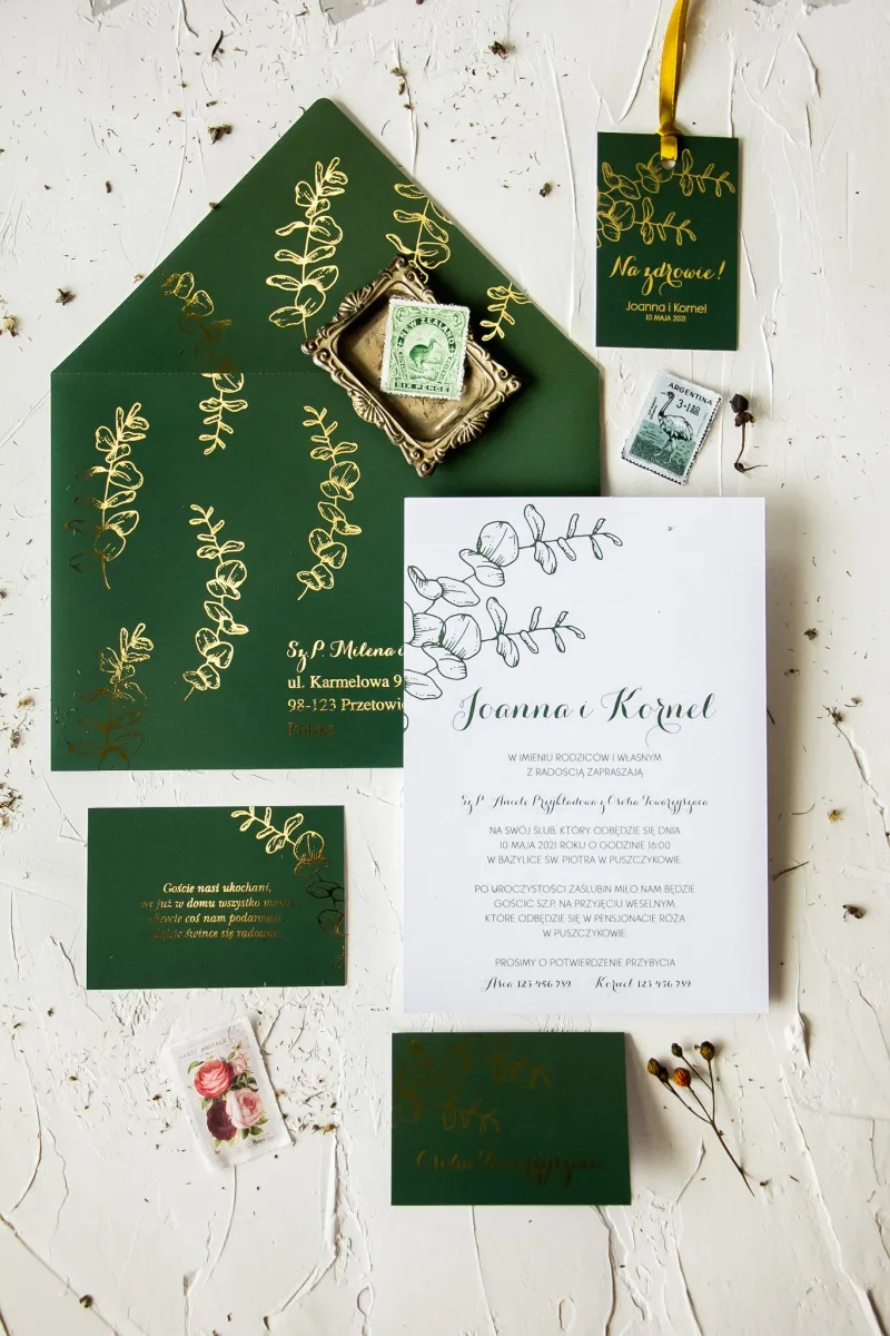 Zaproszenia ślubne w kolorze butelkowej zieleni z eukaliptusem