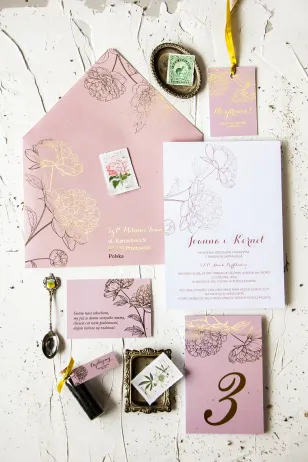 Elegante Hochzeitseinladungen mit Pfingstrosenmotiv. Pastellfarbene Hochzeitseinladungen mit einem vergoldeten Umschlag