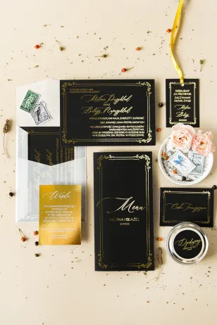 Schwarze Hochzeitseinladungen mit goldenem Text. Klassische Hochzeitseinladungen mit Goldrahmen und transparentem Umschlag